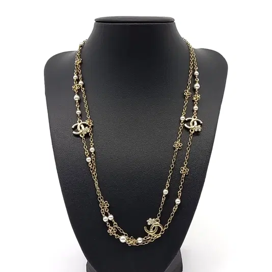 Chanel logo pearl necklace