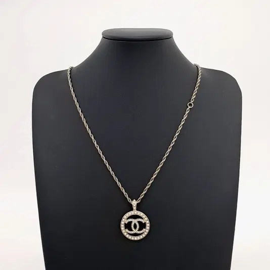 Chanel logo pearl necklace