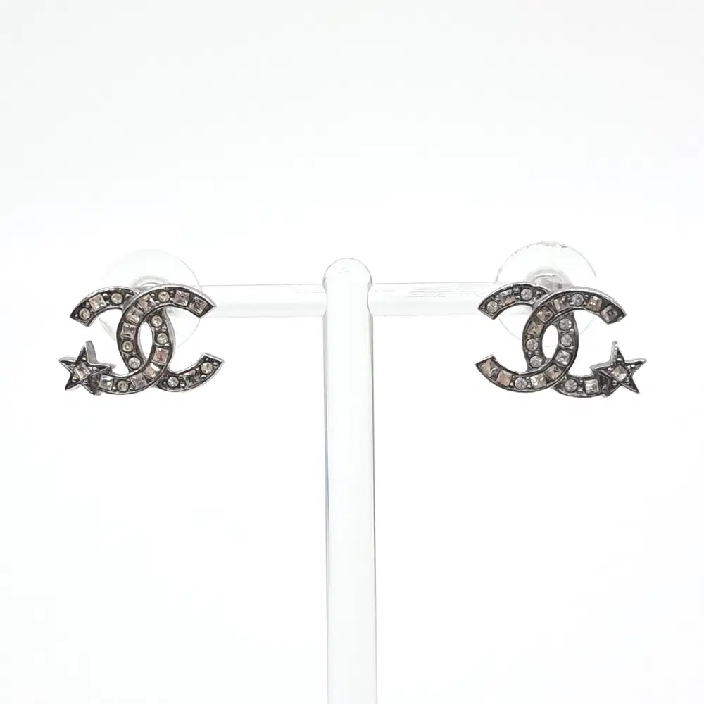 Chanel logo-embellished earrings