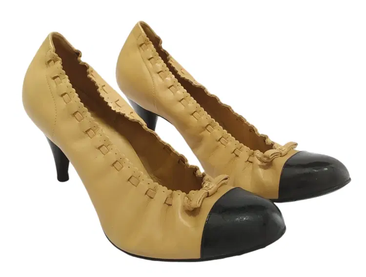 Size 39 - Chanel Interlocking CC Logo Leather Pumps-Hover-Image