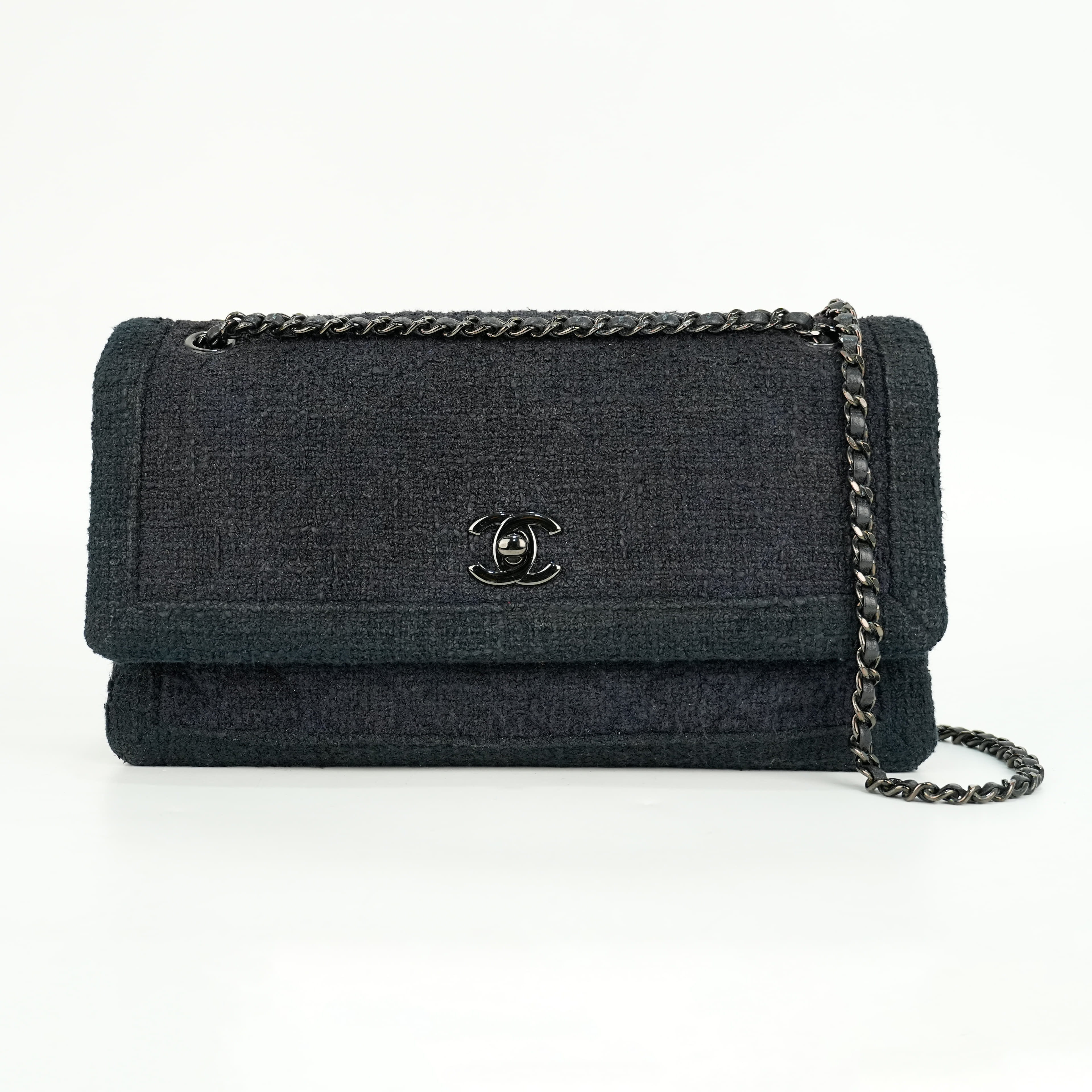 Chanel Timeless/Classique tweed Flap crossbody bag