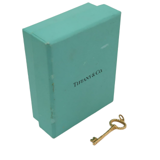 Tiffany & Co. 18k Yellow Gold Twist Oval Key Charm Pendant Pendant