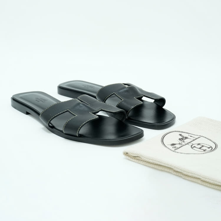 Size 39.5, Hermes Oran Sandals Noir-Hover-Image