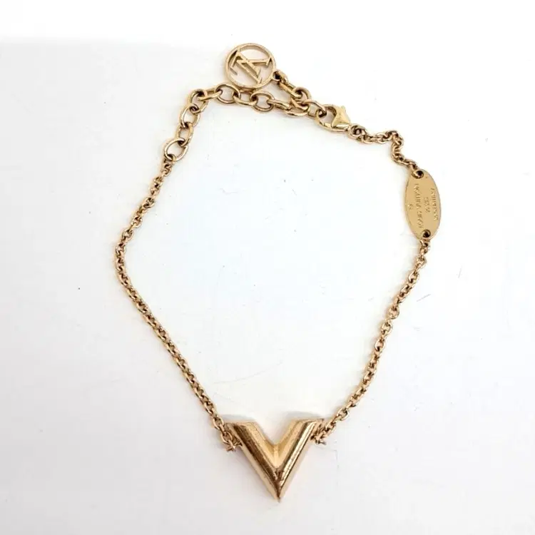 Louis Vuitton Essential V Bracelet-Hover-Image