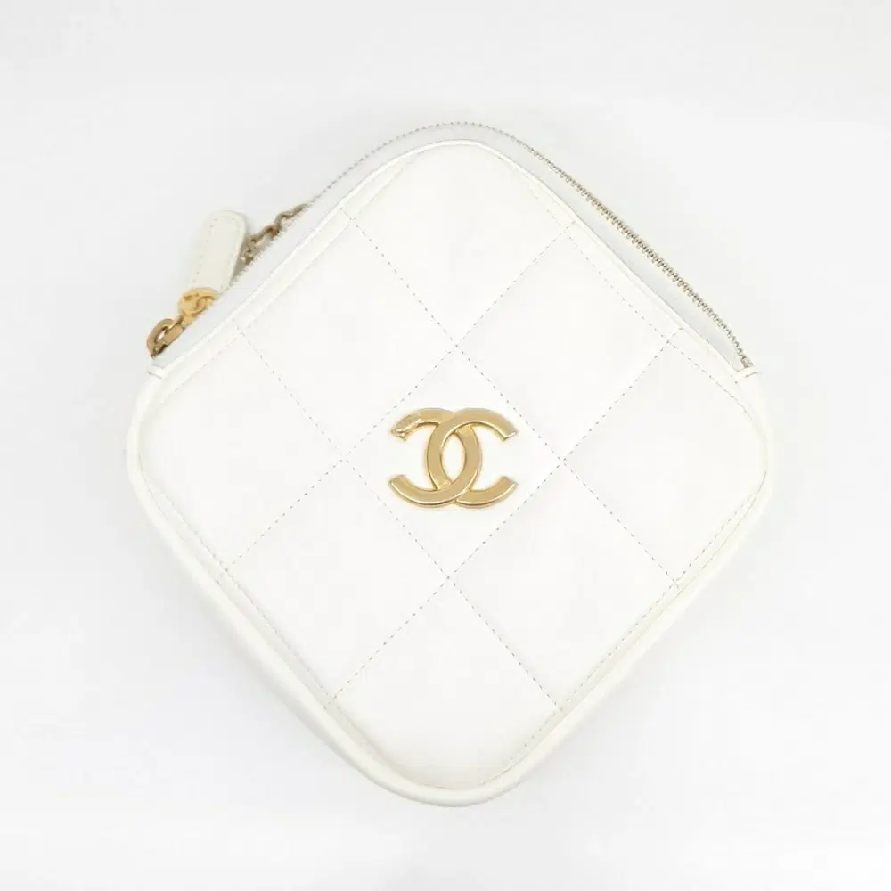 Chanel Diamondback AS2201