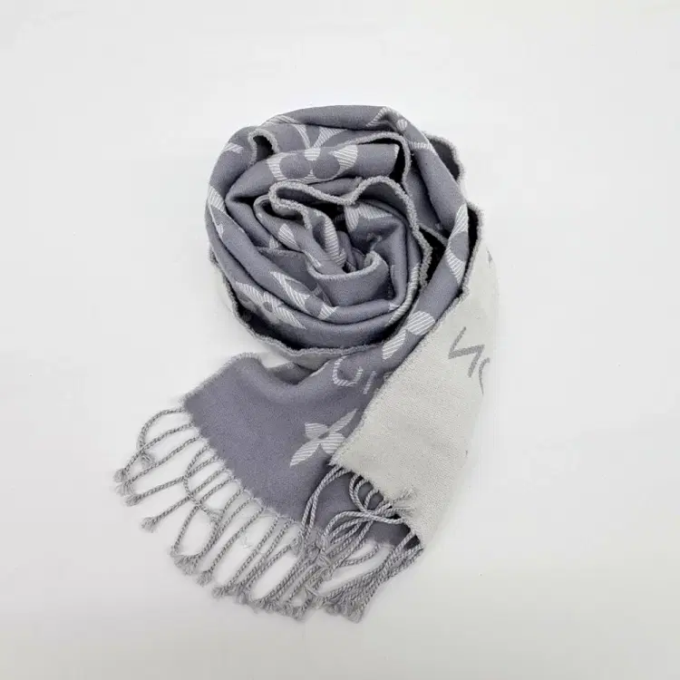 Louis Vuitton Essential Muffler-Hover-Image