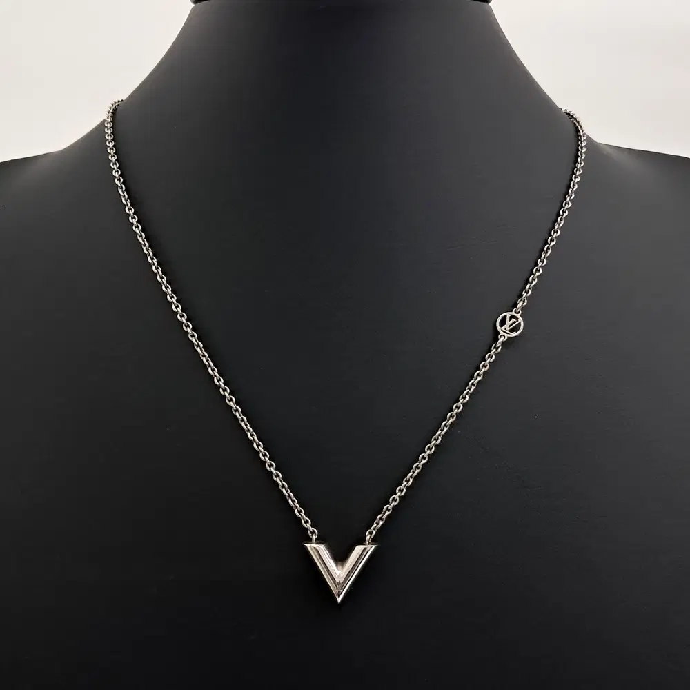 Louis Vuitton Essential V Supple Necklace