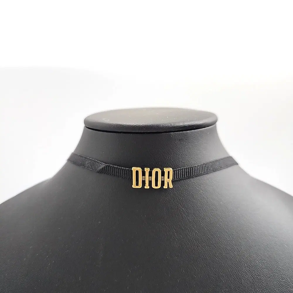 Christian Dior choker necklace