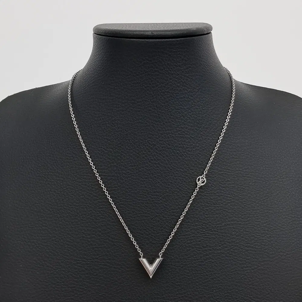 Louis Vuitton Essential V Supple Necklace
