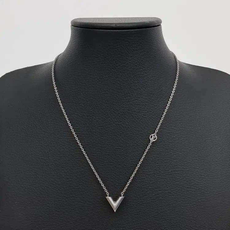 Louis Vuitton Essential V Supple Necklace-Hover-Image