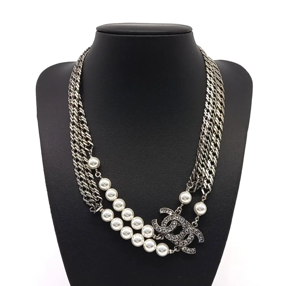 Chanel logo pearl necklace