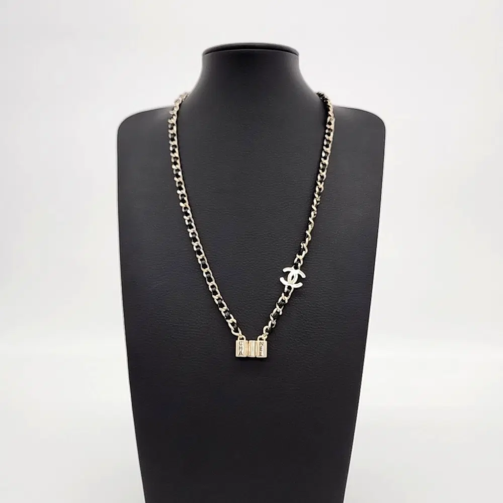 Chanel AirPods in Chain Necklace AB6788