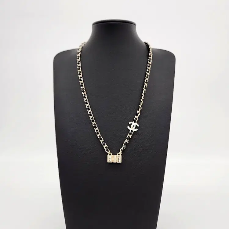 Chanel AirPods in Chain Necklace AB6788-Hover-Image