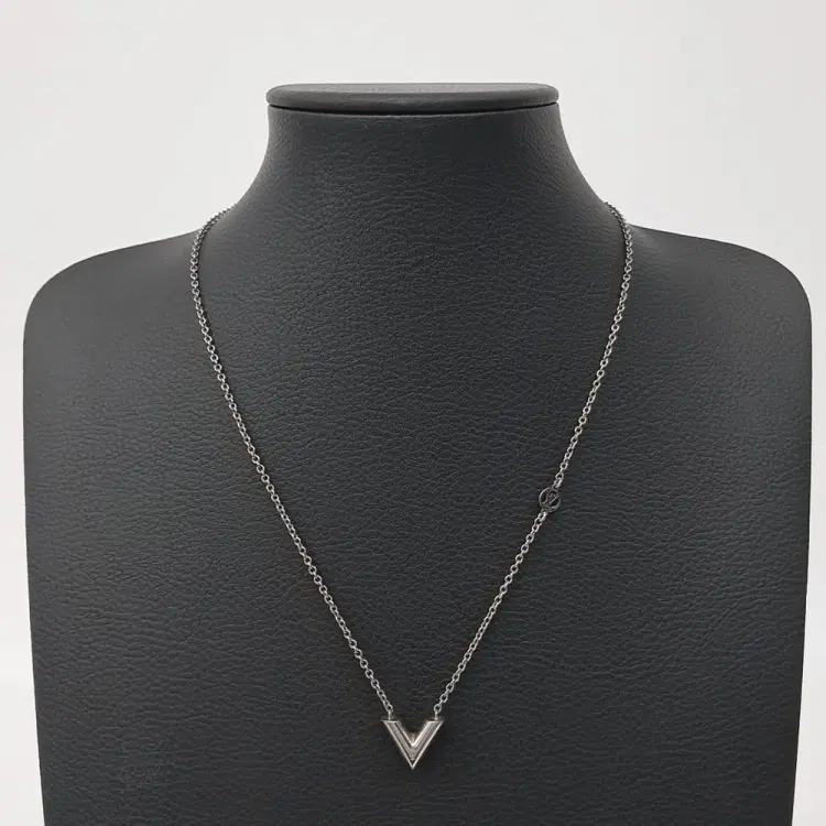 Louis Vuitton Essential V Supple Necklace-Hover-Image