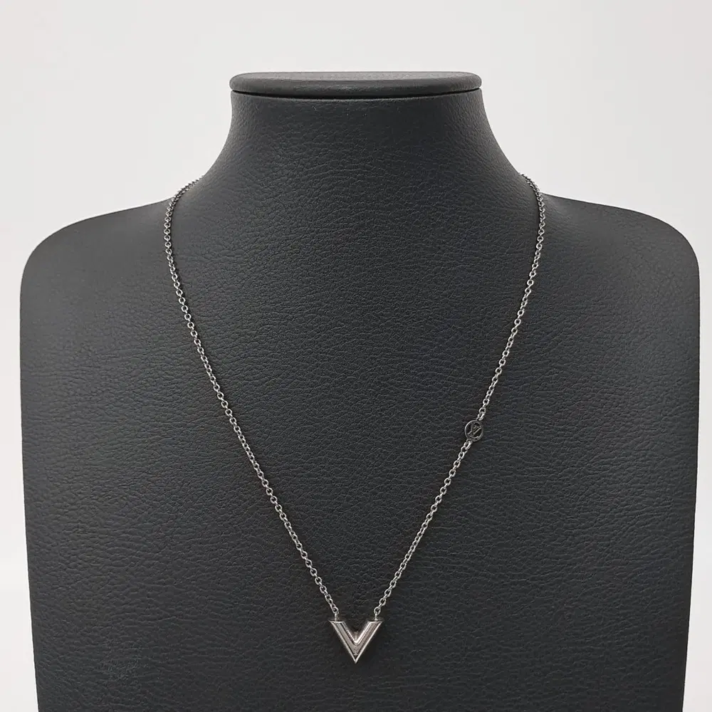 Louis Vuitton Essential V Supple Necklace