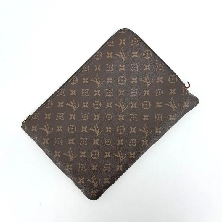 Louis Vuitton Étui Voyage Clutch MM-Hover-Image