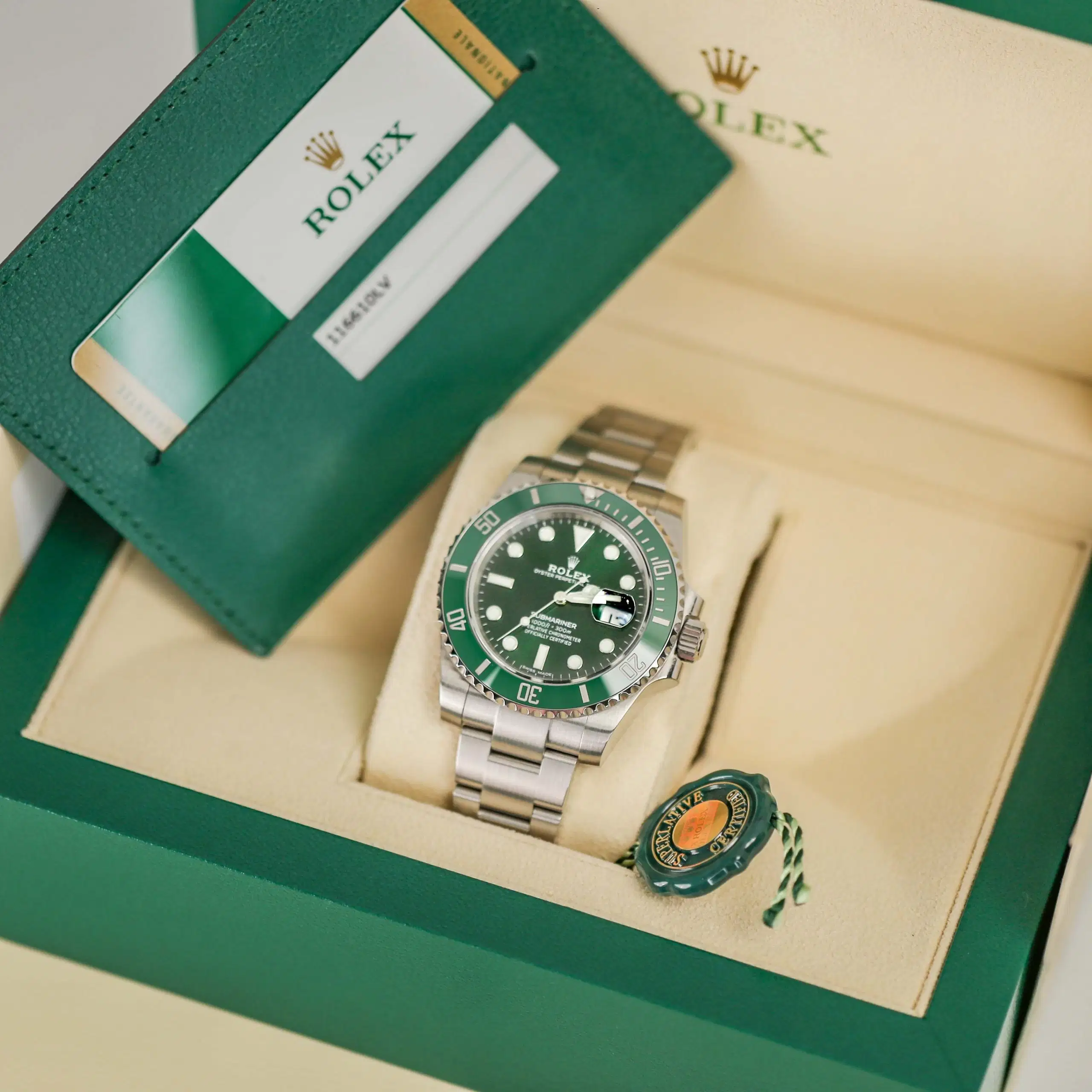 Rolex 116610LV Submariner Date 40 mm Green Hulk Dial Watch