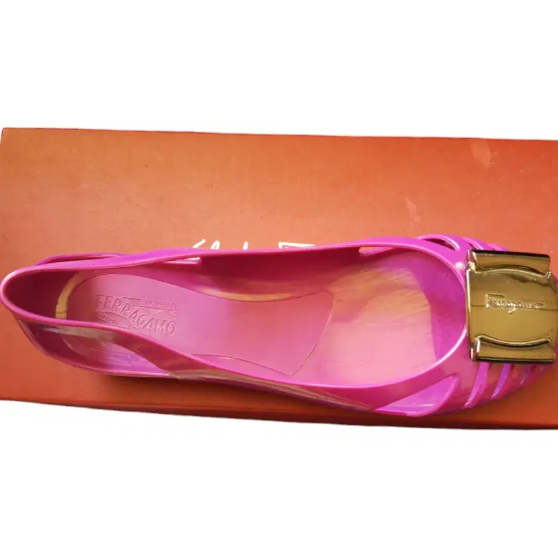 Salvatore Ferragamo Bermuda Jelly Flats