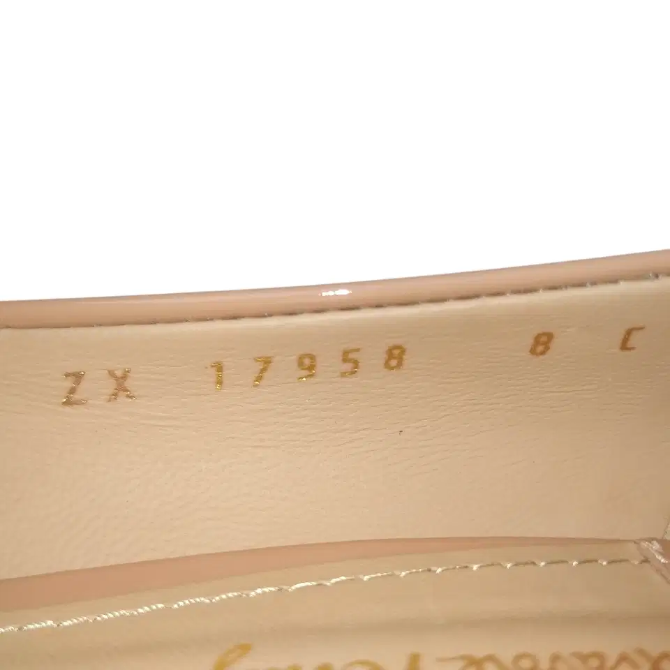 ・ Salvatore Ferragamo Beige Patent Leather Pointed Toe Vara Bow