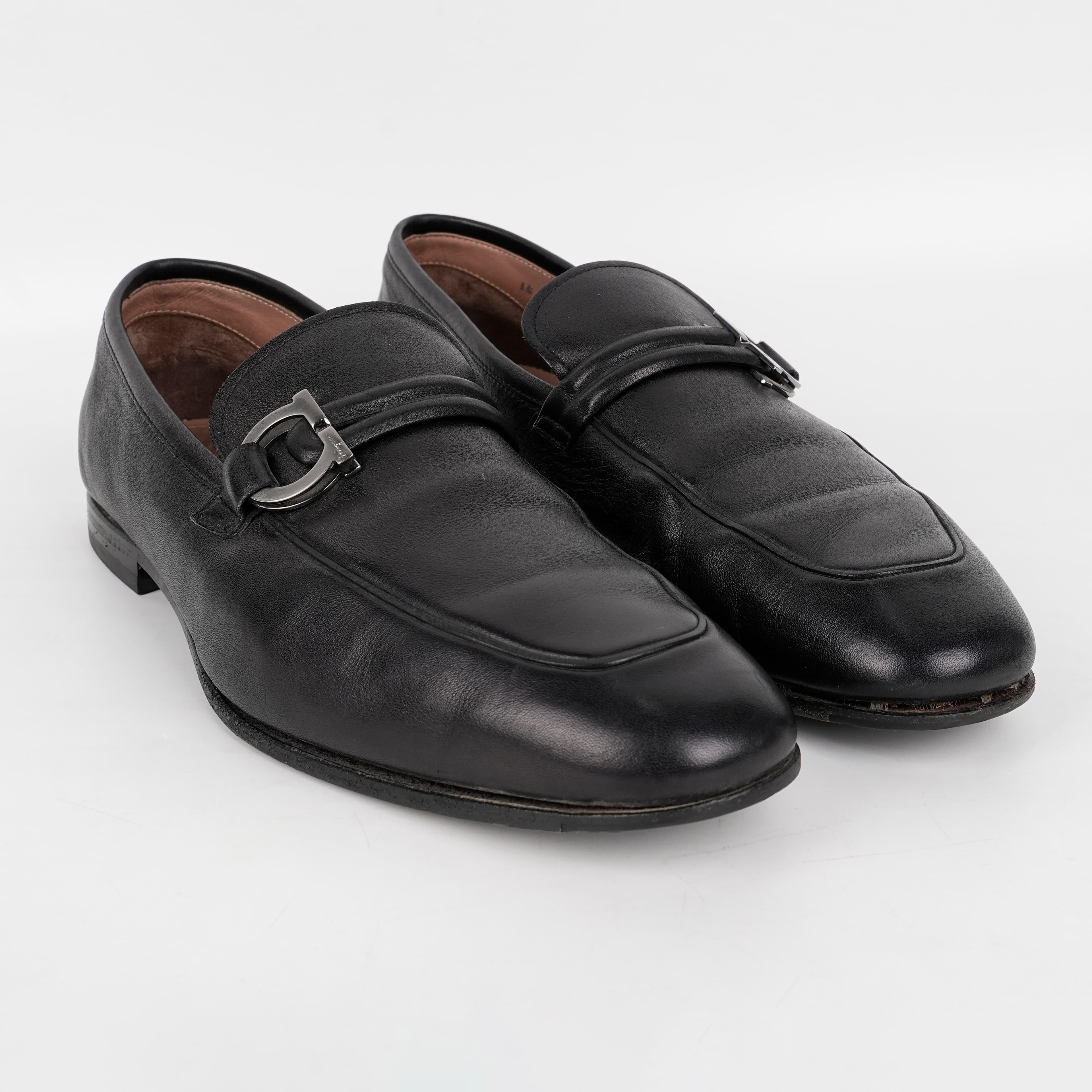 US 9 - Salvatore Ferragamo Mens Gancini Loafers in Black