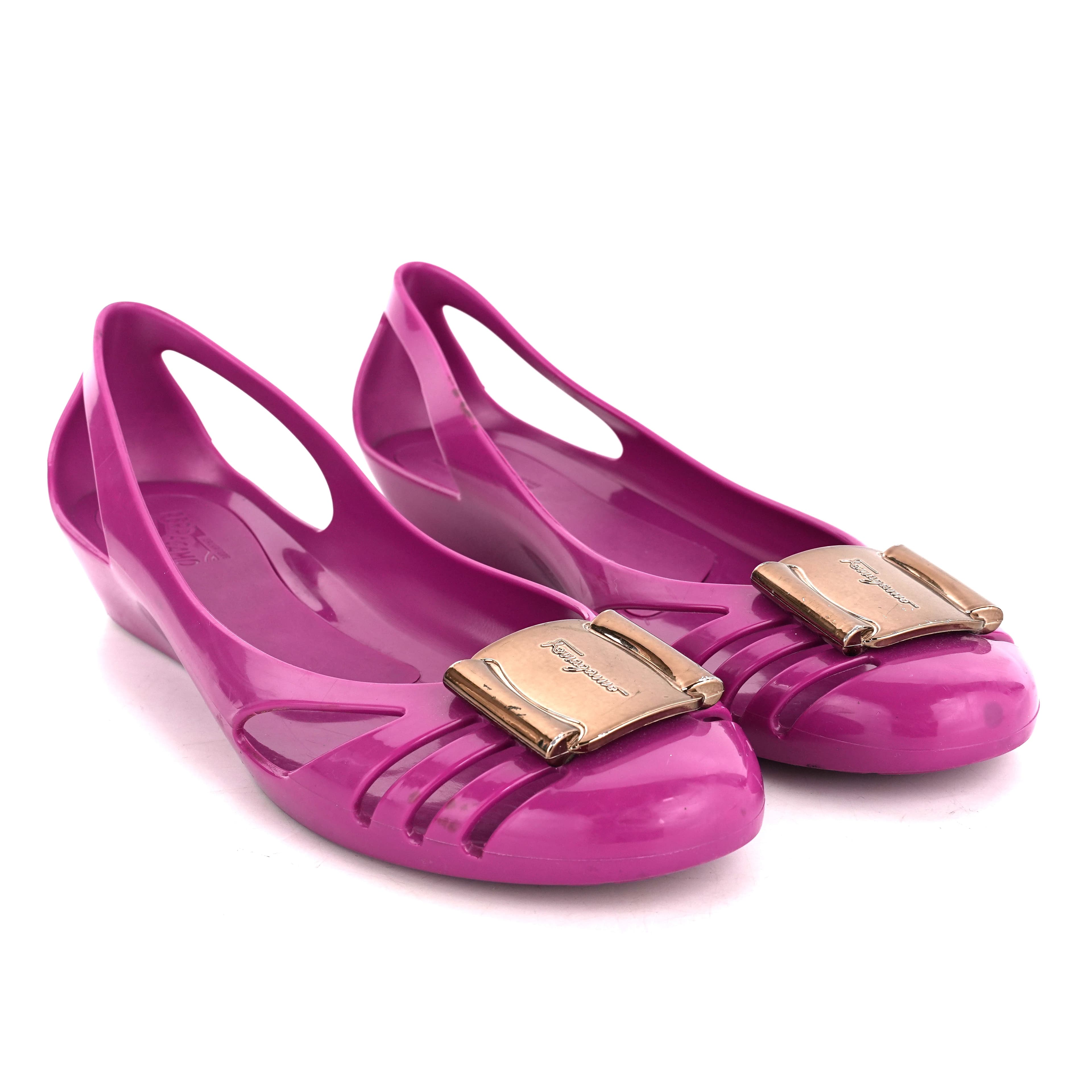Size 10 - Salvatore Ferragamo Bermuda cutout jelly flats in Pink