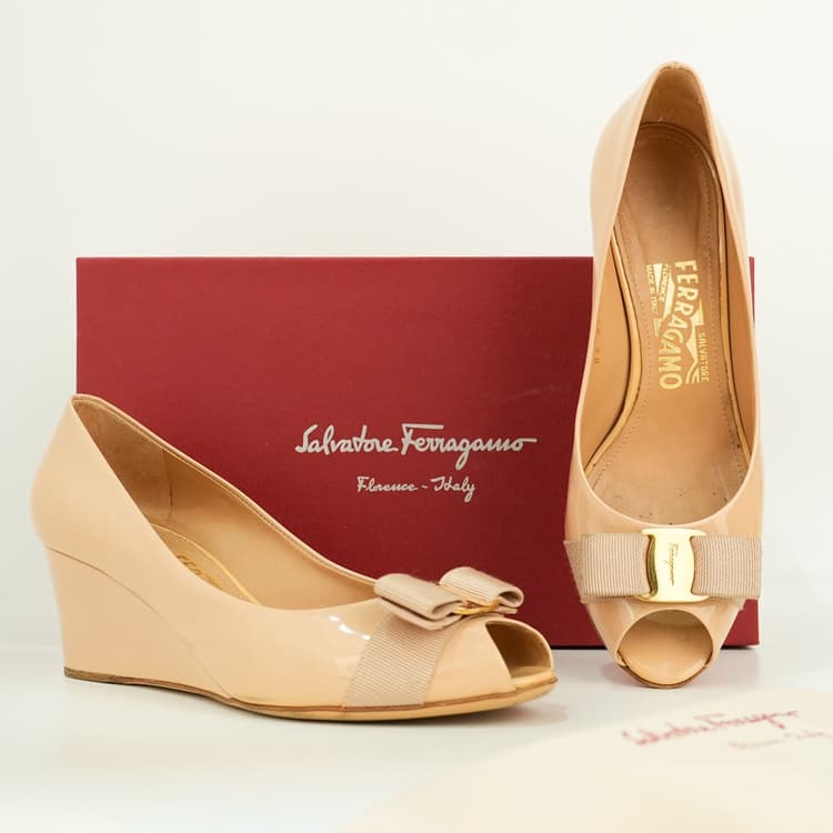 Size 6.5 - Salvatore Ferragamo Ribes Vara Bow Peep Toe Pumps aus beigem Lackleder-Hover-Image