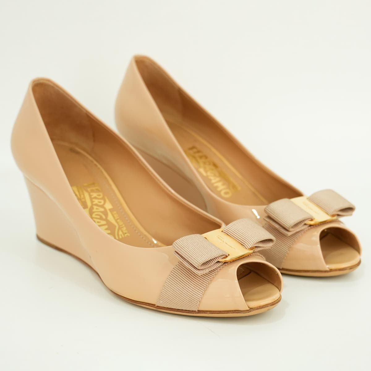 Size 6.5 - Salvatore Ferragamo Ribes Vara Bow Peep Toe Pumps aus beigem Lackleder