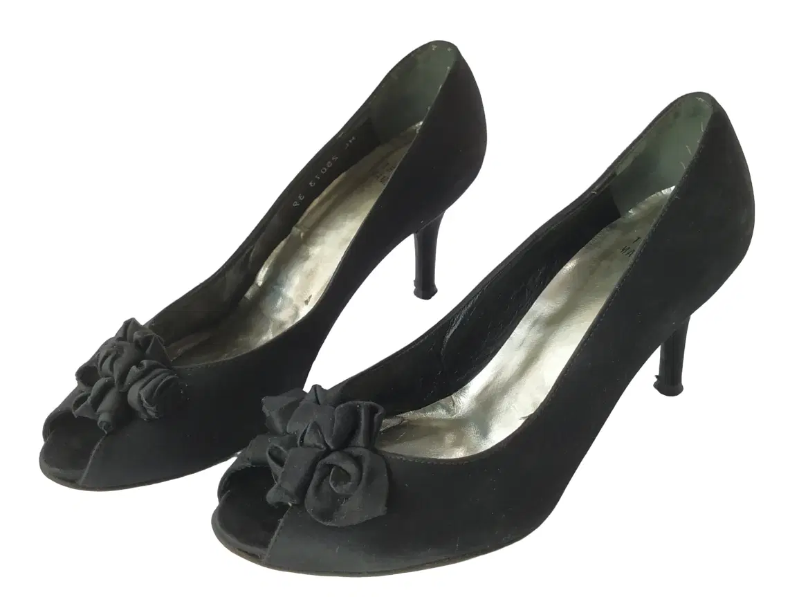 Size 39 - Stuart Weitzma Satin Bow Accents Pumps